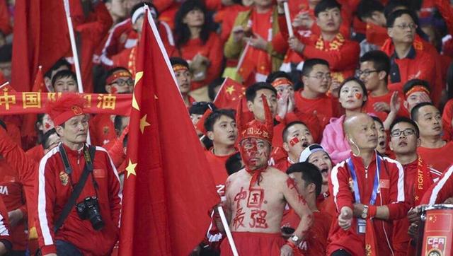 女生扒开让男生桶